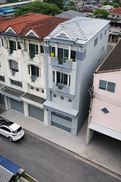 อาคารพาณิชย์ 3.5 ชั้น 3นอน Big C เคหะร่มเกล้า 150 ม. สารสาสน์ร่มเกล้า 3.9 กม. 7-Eleven 50ม. 2แห่ง Lotus  3น้ำ 20ตรว. 280ตรม.