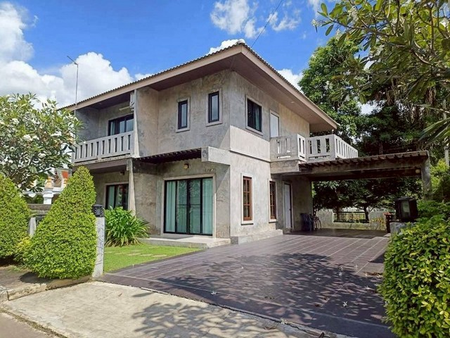 บ้านเดี่ยว 2 ชั้น สไตล์โมเดิร์นล้านนา บรรยากาศน่าอยู่ สันทราย