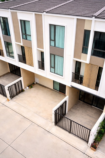 เลียบคลองหลวงแพ่ง  MRT ศรีแบริ่ง 2.4 กม.ให้เช่าทาวน์เฮ้าส์ 3 ชั้น 20 ตร.ว. 240 ตร.ม. เฟอร์นิเจอร์ลอยครบ  3 นอน 4 น้ำ