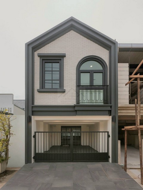 ขายทาวน์เฮ้าส์หรู 2 ชั้นสไตล์ Modern สุขุมวิท71 ปรีดีพนมยงค์ 42 รีโนเวทหใหม่ทั้งหลัง หมู่บ้านเงียบสงบ ใจกลางเมือง