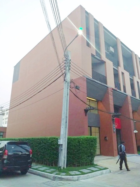 ให้เช่าอาคาร 3.5 ชั้นหลังริม 28 ตร.วา.ถ.เพชรเกษม77-81 โฮมโปร เพชรเกษม 2.5 กม.350 ตร.ม. 5 นอน 3 น้ำ  ตลาดอุ่นเรือน 1.1 กม.