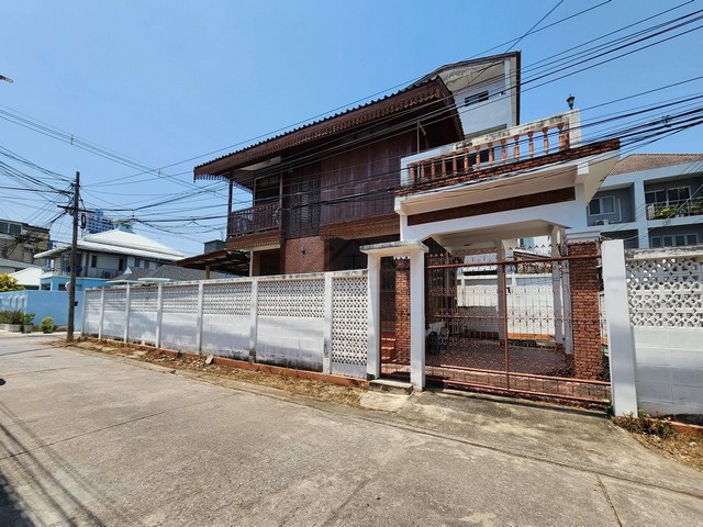 ให้เช่าบ้านเดี่ยว 2 ชั้นหลังมุม 75 ตรว. ลาดพร้าว 35 เชื่อมต่อรัชดา บ้านสไตล์วินเทจ *** อยู่อาศัย ทำ office หรือ Air bnb ได้