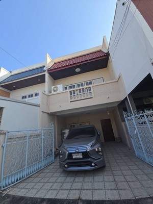 ราคาดีที่สุดในโครงการ  หมู่บ้านคลองจั่นวิลล่า2  ทาวน์โฮม 2 ชั้น ขนาด 32 ตร.วา