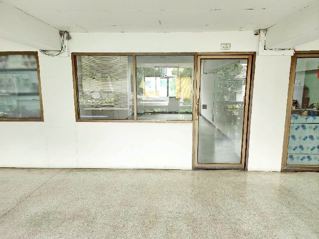 อาคาร 32 ตร.ม. รร.นานาชาติคิซิโกะ 3.8 กม.ติดรถไฟฟ้า MRTสุทธิสาร 900ม.ถูกที่สุด ออฟฟิศประเทศไทย 1นอน ซ.อินทามระ 31-37