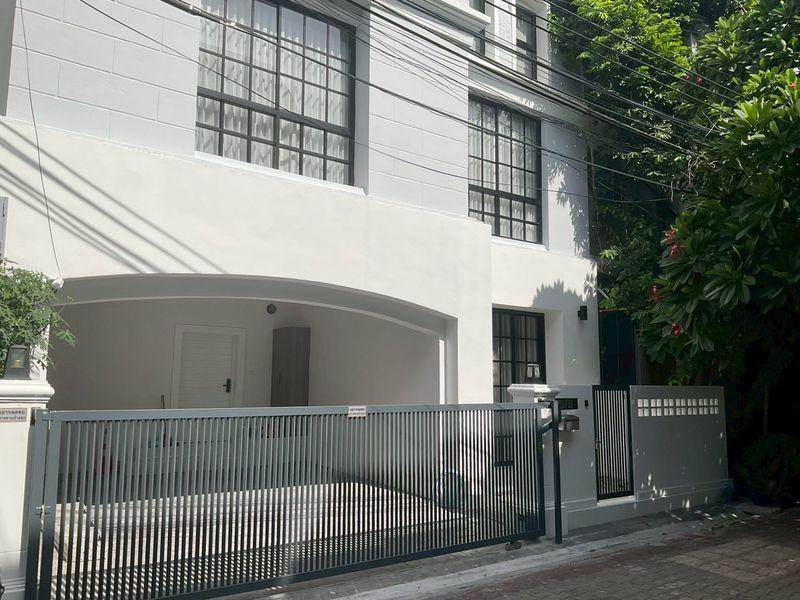 ให้เช่าทาวน์โฮม 4 ชั้น Renovate ใหม่ ซอยเอกมัย 12 ใกล้โรงเรียนเอกมัยอินเตอร์ เฟอร์นิเจอร์ครบ พร้อมเช่า