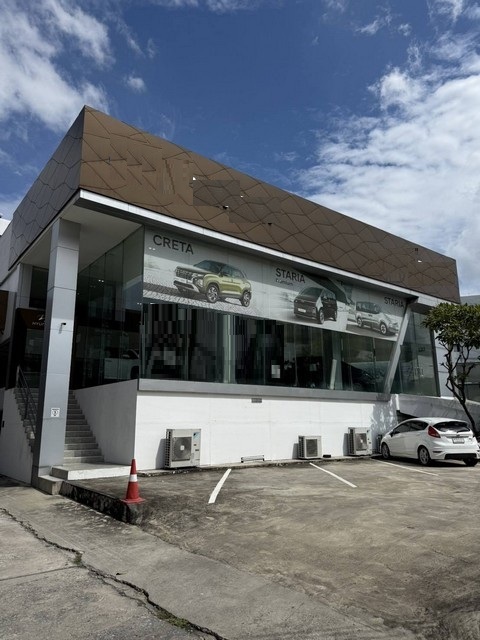 ให้เช่าพื้นที่โชว์รูม ขนาด 1 ไร่ ทำเลทอง ติดถนนรามอินทรา กม.4 ใกล้ BTS &amp Foodland! ด้านหน้าเป็นโชว์รูมรถด้านหลังเป็นจุดซ่อมรถศูนย์บริการ