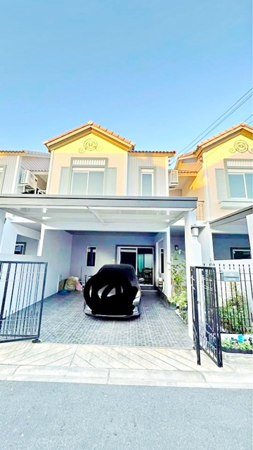 สุขุมวิท บางแสน  ใกล้แลนด์มาร์กเมืองชลบุรี ตลาดนัดจตุจักรชลบุรี 1.4 กม.ให้เช่าบ้านทาวน์โฮม ฟังก์ชัน 3 นอน 3 น้ำ