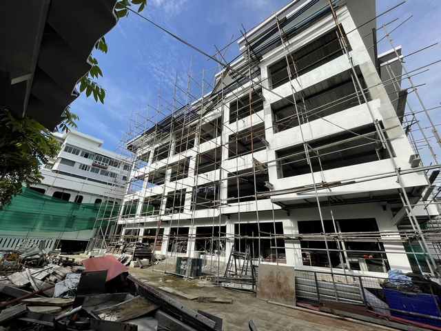 ขายอาคารสำนักงานขนาดใหญ่ ถนนสุขุมวิท 103 (ซอยอุดมสุข 28–30) พื้นที่ใช้สอยรวม 1800 ตารางเมตร บนที่ดินขนาด 300 ตารางวา