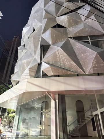 ให้เช่าอาคาร 4 ชั้น 2 คูหา ย่านทองหล่อ 500 ตรม. ริมถนนทองหล่อ 23 ทำเลทอง เหมาะทำโชว์รูม คลินิค สำนักงาน