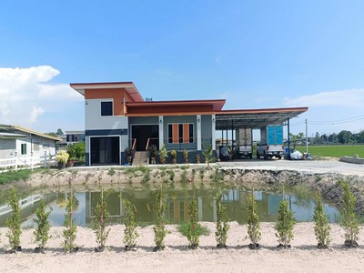 บ้านพักตากอากาศ ห่างจากถนนบางนาตราดแค่ 10 นาที บ้านเดี่ยว 2 ชั้น บนที่ดินขนาดใหญ่ 275.5 ตร.วา ท่ามกลางบรรยากาศเงียบสงบ ล้อมรอบด้วยธรรมชาติ