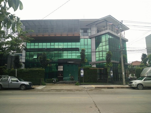 ขายอาคารสำนักงาน 4 ชั้น 1700 ตร.ม. พร้อมที่พักชั้นบน ซอยคู้บอน 29 เขตคันนายาว