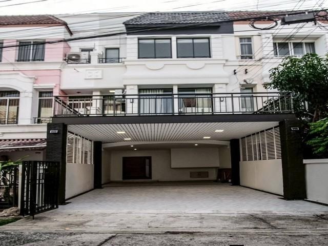 ให้เช่าทาวน์โฮม 3ชั้น โครงการบ้านกลางเมือง บริติซ ทาวน์ ศรีนครินทร์ ใกล้รถไฟฟ้าศรีลาซาล