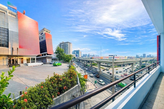 อาคารพาณิชย์ 5นอน  อาคาร 6 ชั้นหลังมุม BTS สำโรง 200 ม. BIGC สำโรง2 350ม. ติดถนนสุขุมวิท เทพารักษ์  22 ตร.ว..พร้อมที่จอดรถส่วนตัว 5 คัน