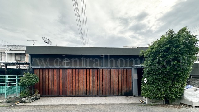 ลดราคา ทาวน์เฮ้าส์ พงษ์เพชรวิลล่า 3 ทำเลดี ใกล้ MRT สถานีเมืองทองธานี