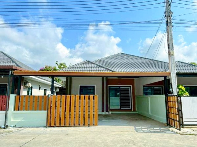 ถ.สุขุมวิท ต.เนินพระ พร้อมเฟอร์ฯ 40 ตร.วา. ให้เช่าบ้าน 3นอน เมืองระยอง162 ตร.ม.วัดโขดหิน 2.1กม. 3 นอน 2 น้ำ รร.เซนต์โยเซฟระยอง 2.5 กม.