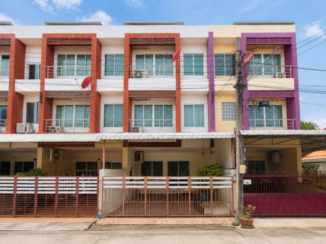 โครงการบ้านพลอยนครา เพลส ถนนวิภาวดีรังสิต ดอนเมือง ทาวน์โฮม 3 ชั้น ราคาถูก หน้าบ้านไม่ชนใคร เดินทางสะดวกเข้า-ออกเมืองได้ง่าย