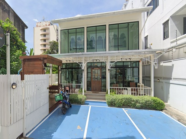 ให้เช่าอาคาร 2 ชั้น 300 ตรว. ซอยเอกมัย 24 สุขุมวิท 63 เช้าซอยไม่ลึก ใกล้ถนนใหญ่ปากซอย เหมาะอยู่อาศัย ทำออฟฟิศ คาเฟ่ หลายธุรกิจ