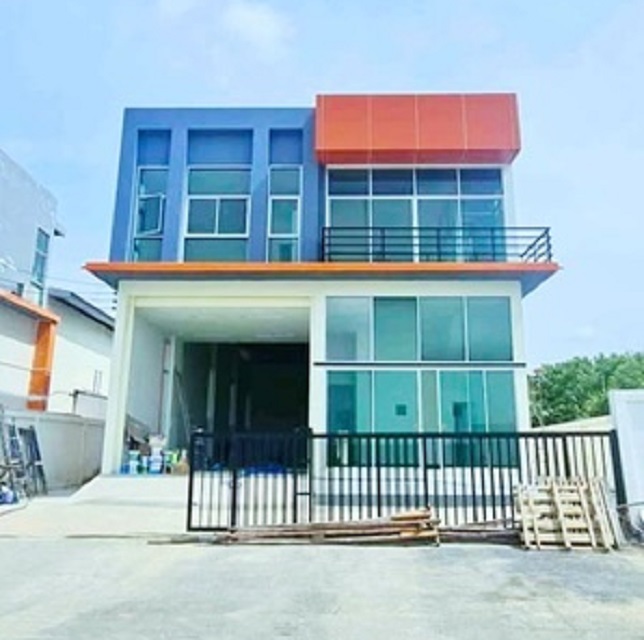 เซนทรัลพระราม2 15กม.  สภ.นครบาลเทียนทะเล 700 ม. ให้เช่าอาคารพาณิชย์ 2 ชั้น อาคารใหม่ ติดถนน 32 ตร.วา. 250 ตร.ม.. 2นอน 4 น้ำถ.บางขุนเทียน