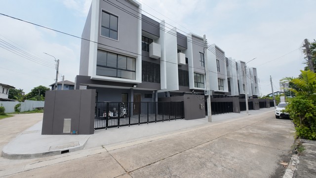 บ้านเดี่ยว Feel Town Lat Phara101  บ้านสวยทำเลดี ใส่ใจทุกรายละเอียด