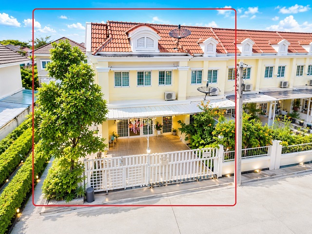 พร้อมเฟอร์ฯ ทาวน์โฮม 2 ชั้น นวมินทร์ 161-165 เลียบด่วนรามอินทรา  หลังมุม กว้าง 5.5 เมตร  3นอน นวลจันทร์54-58 2 น้ำ 32ตร.วา.380 ตร.ม.