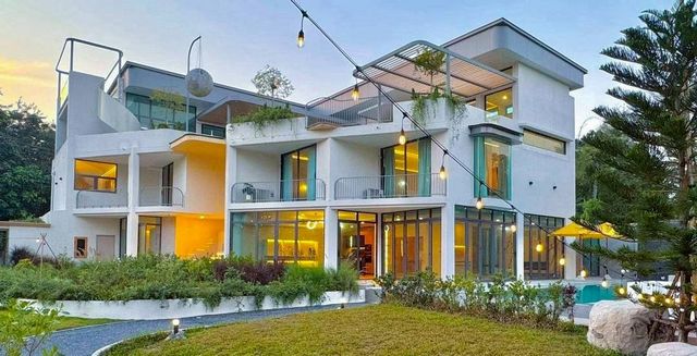 ให้เช่า 500000 บาท/เดือน ขาย 39 ล้าน #โซนแม่ริม บ้านหรูพูลวิลล่า บ้านออกแบบในสไตล์ Palm Beach หรูหรามีเอกลักษณ์ ติดน้ำ วิวภูเขา