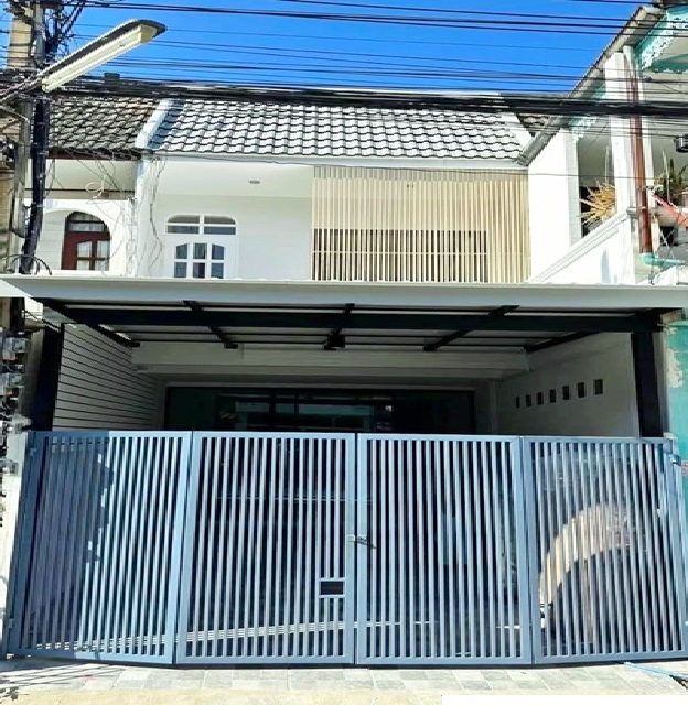 แฮปปี้แลนด์ เดอะมอลล์ บางกะปิ 1.5กม. MRTแยกลำสาลี 2.1กม.ให้เช่าทาวน์โฮม 2 ชั้น  16 ตร.วา. 130 ตร.ม. ม.นิด้า 3กม. เสนาวิลล่า 2นอน