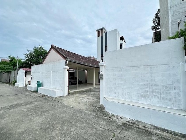 ให้เช่าบ้าน ซอยนาคนิวาส39 ลาดพร้าว71 มี 9 ห้องนอน 6 ห้องน้ำ จอดรถได้มากกว่า 10 คัน