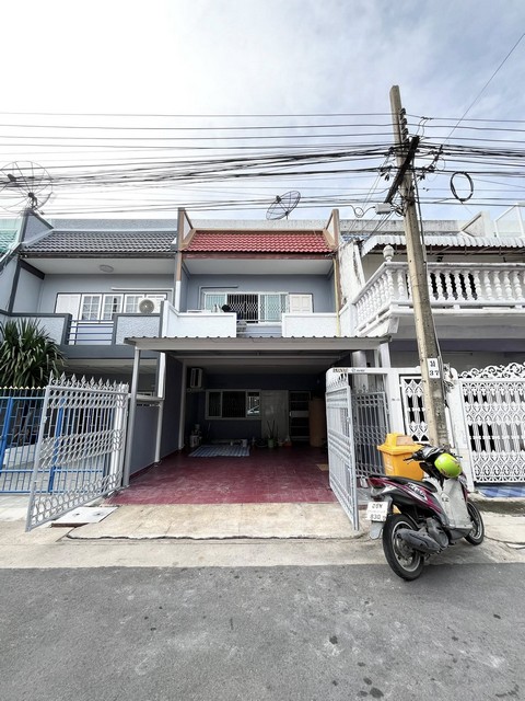 ทาวน์โฮม 2 ชั้น 25 ตรว. 2 ห้องนอน หมู่บ้านคลองจั่นวิลล่า 1 ซอยนวมินทร์ 32 เกษตร-นวมินทร์