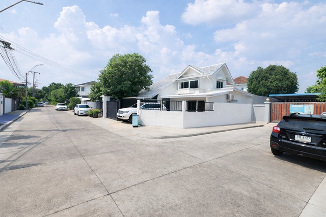 ใกล้ MRT สัมมากร 1กม.ให้เช่าบ้านเดี่ยว 2 ชั้น หัวมุม 3-4นอน 3น้ำ รายล้อมโรงพยาบาลเกษมราษฏร์ ทะเลสาบ 65ตร.วา 265 ตร.ม.