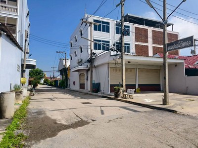 บ้านเดี่ยว 2 ชั้น พื้นที่ใช้สอย 240 ตารางเมตร พร้อมที่ดิน รวมเนื้อที่ 181.2 ตารางวา ในบางปะหันวิลเลจ อำเภอบางปะหัน จังหวัดพระนครศรีอยุธยา