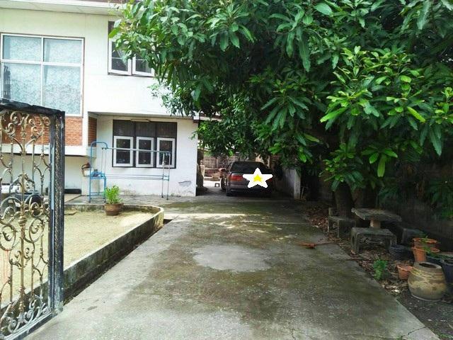 LS 943 ขายที่ดินพร้อมสิ่งปลูกสร้างบ้าน 1 หลังบนเนื้อที่ 107 ตร.วา ซอยรัชดาภิเษก32 จันทรเกษม  เพื่อนบ้านดี เดินทางสะดวก