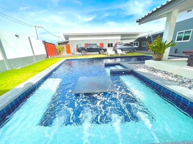 ใกล้อ่างเก็บน้ำมาบประชัน ฟลาวเวอร์แลนด์ พัทยา  800ตรม. Siam Country Club 3กม. Pool Villa ถ. พรประภานิมิตร คฤหาสน์บ้านเดี่ยว 12นอน 11น้ำ