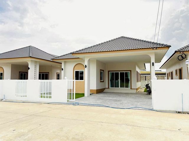 โซนท่ารั้ว #ดอยสะเก็ด ขาย 2.35 ล้าน บ้านเดี่ยวสร้างใหม่หลังใหญ่ #สไตล์มินิมอล ดีไซน์ทันสมัย กว้างขวาง พร้อมเข้าอยู่! ทำเลทอง เดินทางสะดวก