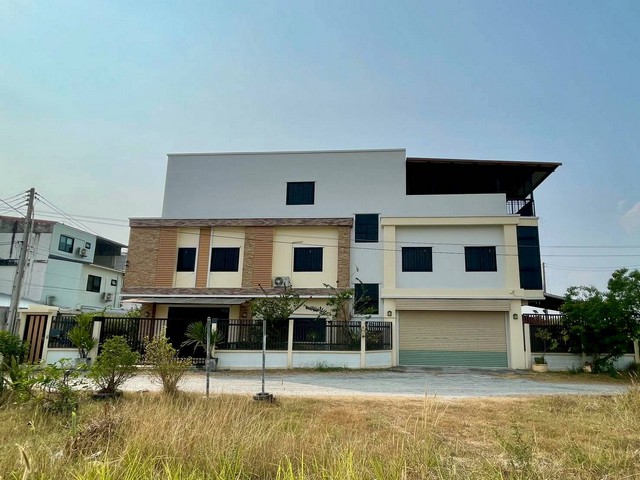 โฮมออฟฟิศ 3 ชั้น (รวมชั้นดาดฟ้า) เนื้อที่ 82 ตารางวา อ.บ้านบึง จ.ชลบุรี