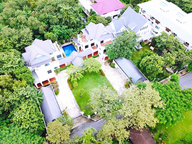 ซอยเสรีไทย 51-61 4นอน ให้เช่าคฤหาสน์ Pool Villa 3ชั้น 200ตารางวา Chocolate Ville 2.1 กม. 1200ตรม. 3น้ำ มีอ่างน้ำวน สนามกอล์ฟ 18 หลุม