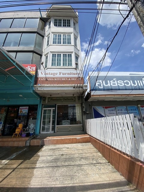 ขายอาคารพาณิชย์ห้องหัวมุม 6 ชั้น ริมถนนศรีนครินทร์ ใกล้รถไฟฟ้า สถานีแบริ่ง 250 ม. ทำเลดี จอดรถได้ เหมาะทำธุรกิจ