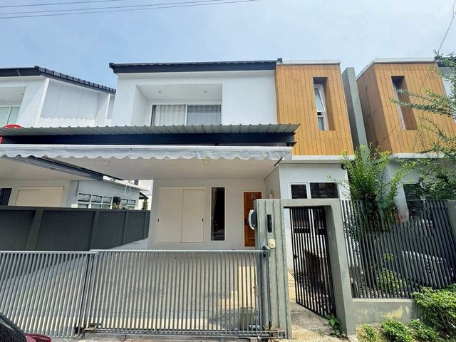 โซนสันผีเสื้อ ขาย 5.5 ล้าน บ้านแฝด 2 ชั้น #ขายพร้อมผู้เช่ารับรายได้เดือนละ355000 บาท (สัญญาหมด ต.ค. 69) ทำเลดี เดินทางสะดวก Fully Furnished