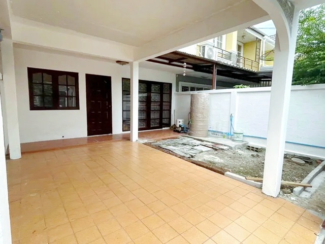 ถ.เลียบด่วนเอกมัย-รามอินทรา  MRT วัชรพล 1.7 กม. ให้เช่าทาวน์เฮ้าส์ 2 ชั้น  28 ตร.ว. 230 ตร.ม. ติดถนนนวลจันทร์  3 นอน 2 น้ำ