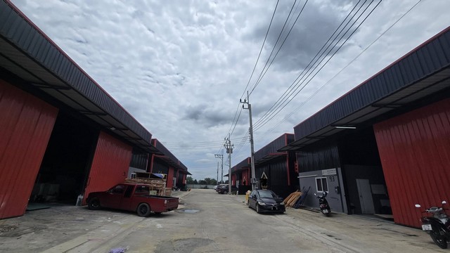 โกดัง ถนนนิมิตใหม่  ย่านมีนบุรี  360 ตารางเมตร รองรับธุรกิจที่ใช้เสียงดังได้ ทำสี พ่นสีได้