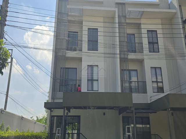 ให้เช่าโฮมออฟฟิศ 3 ชั้น ห้องมุม 53.9 ตรว. โครงการ Villa Albero กรุงเทพกรีฑา 15/1 หลังใหญ่ ใกล้นานาชาติ Wellington