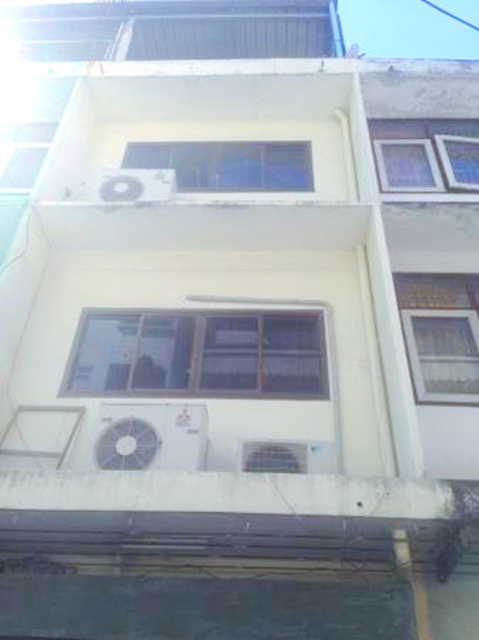 เซ็นทรัล พระราม 3 2.2 กม. ให้เช่าตึกแถว 3 ชั้น+ดาดฟ้า 21 ตร.วา. จันทน์19-27 BTS เซนต์หลุยส์ 1.7 กม.สภาพดี 3 นอน 3 น้ำ