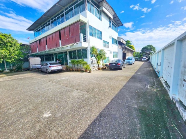 ราษฎร์อุทิศ62-72 มีนบุรี จอดรถ20คัน ให้เช่าอาคาร-โกดังพร้อมออฟฟิศ 4หลัง 402ตร.วา 1602ตร.ม.  ทำเลรถเทรลเลอร์เข้าได้ ใกล้ MRTสุวินทวงศ์ 6.4กม.