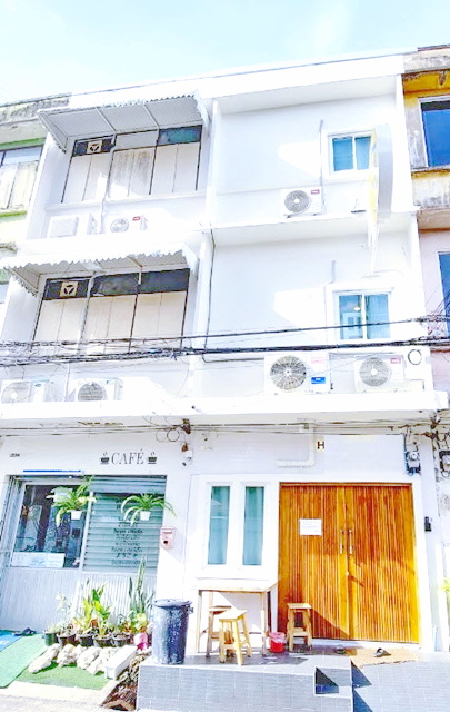 ตกแต่งพร้อมเฟอร์ฯครบ 4นอน ข้าวสาร 550ม.  MRTสามยอด 1.57กม.  เยาวราช 3 กม. ให้เช่าตึกแถวโฮสเทล 3 ชั้น 24 ตร.วา. 290 ตร.ม.  5 น้ำ