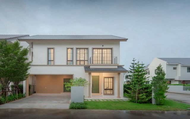 ราคาเริ่มต้นที่ 5.6 ล้าน เนื้อที่เริ่มต้น 53 ตรว. หางดง บ้านเดี่ยว 2 ชั้น ฟังก์ชันครบ อยู่สบาย ทันสมัย เหมาะสำหรับครอบครัว บ้านในโครงการ