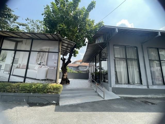 BH4302 ให้เช่าที่ดินพร้อมอาคาร ถนนสุคนธสวัสดิ์ เลียบด่วนรามอินทรา นวลจันทร์ ขนาด 636 ตารางวา เหมาะทำโชว์รูม คลังสินค้า ศูนย์กระจายสินค้า
