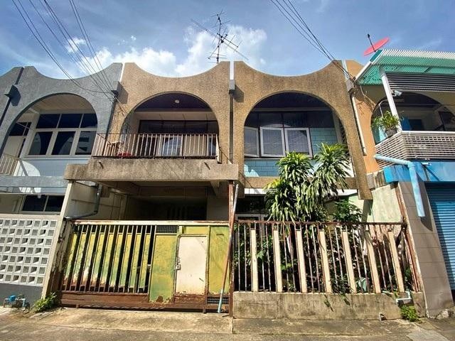 ขายทาวน์เฮ้าส์ 2 ชั้น ซอยเอกมัย12 ปรีดีพนมยงค์31 ขายบ้านตามสภาพต้องรีโนเวทเอง