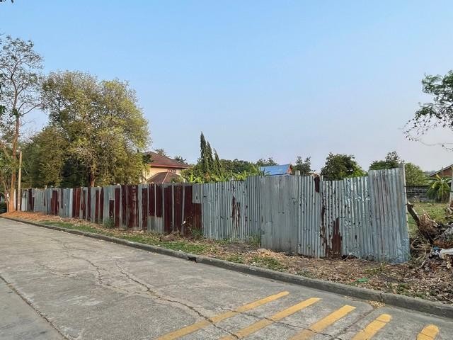 ขายที่ดินเปล่า ขนาดเนื้อที่ 296 ตารางวา ซอยศรีนครินทร์ 55 ทำเลหลังห้างพาราไดซ์พาร์ค