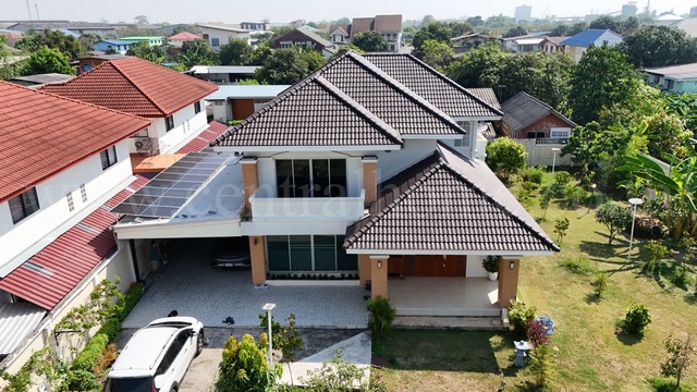 ขายด่วน บ้านเดี่ยว 300 ตร.วา หมู่บ้านธรรมสุธีร์ ปทุมธานี ติดตั้งโซลาเซลล์ ประหยัดไฟ พร้อมอยู่