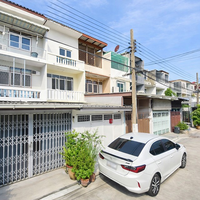 ทาวน์เฮาส์ 3 ชั้น 3นอน 2น้ำ 18ตร.ว. ถ.ลาดพร้าว104-113  รพ.เวชธานี 300 ม. แฮปปี้แลนด์ เดอะมอลล์บางกะปิ