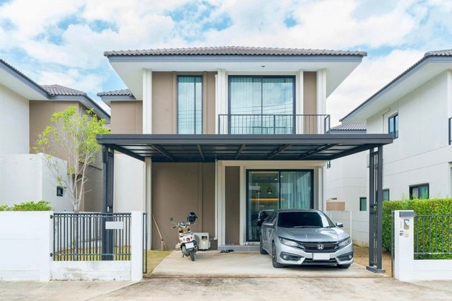 บ้านเดี่ยว 2 ชั้น เฟอร์นิเจอร์บางส่วน สไตล์โมเดิร์น สันกำแพง